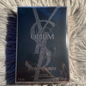 YSL Black Opium EdP 90ml - YSL Black Opium Eau de Parfum, 90ml. Ingredienser: alkohol, parfym, vatten, benzyl salicylate, limonene, linalool, citral m.m. Tillverkad i Frankrike. Snygg och populär doft från ett ikoniskt märke – perfekt för dig som vill sticka ut.