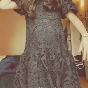 Svart spetsklänning från Golden Days - Supersnygg svart klänning från Golden Days Paris med unikt broderat spetsmönster och puffiga korta ärmar. Klänningen har dragkedja i ryggen och är fodrad undertill. Perfekt för dig som vill sticka ut med en cool och elegant look. Klänning är använd få talls gånger och köpt på raglday ❤️