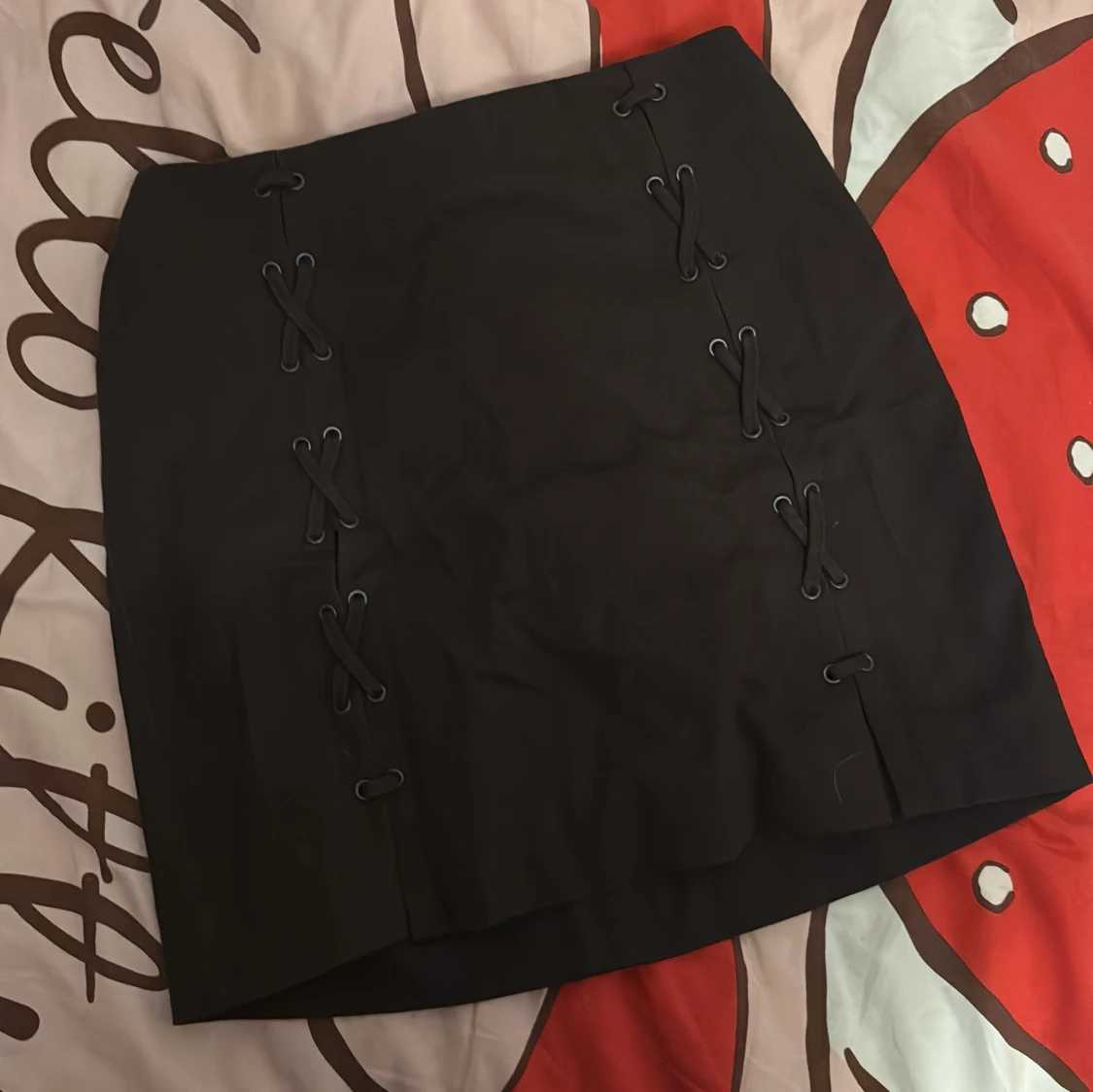 Svart kortkjol med snörningsdetaljer H&M