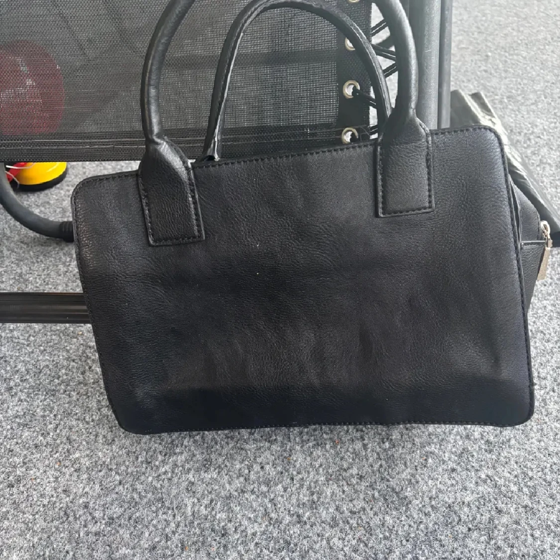 Svart handväska från Guess i skinn - 1