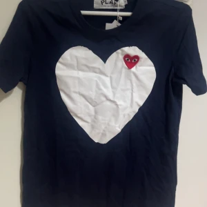 CDG T-shirt - Säljer en CDG T-shirt. Ingen fast pris i huvudet så ni får buda. Tröjan är as snygg och är perfekt för både sommaren och vintern som en lager. 
