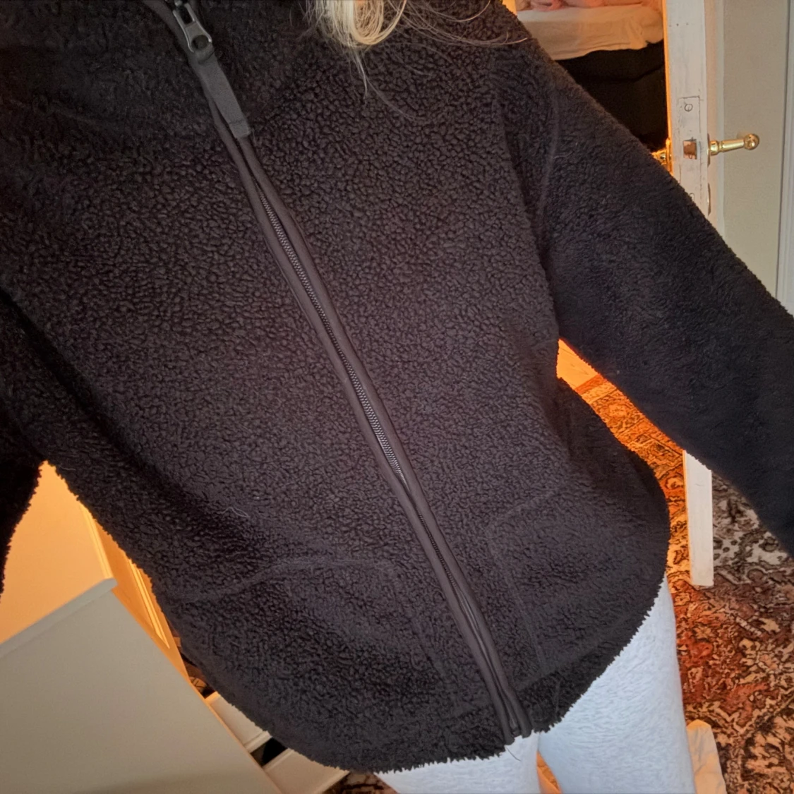 Svart teddyjacka med dragkedja - 1