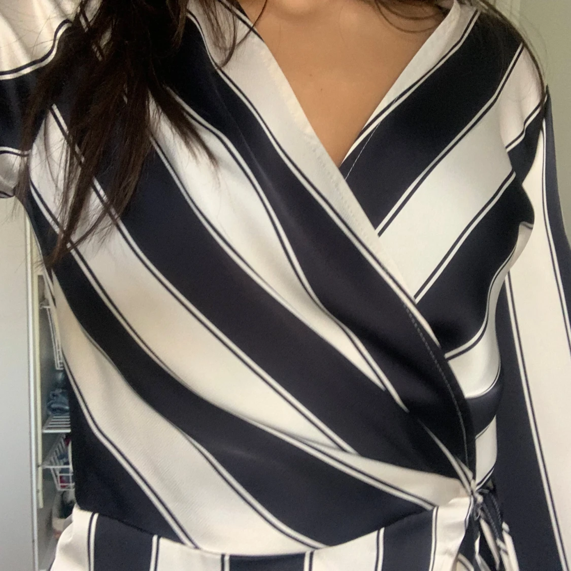 Randig omlottklänning med knyt - 2