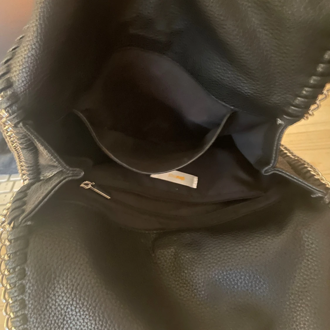 Svart axelväska med kedjedetaljer - 4