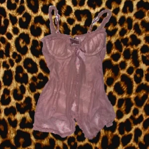 Victora Secret nattlinne - Jättegulligt rosa nattlinme från Victoria Secret, aldrig använt av mig köpt secondhand. Har en fläck som inte går bort riktigt men syns knappt. Den är see through 💋