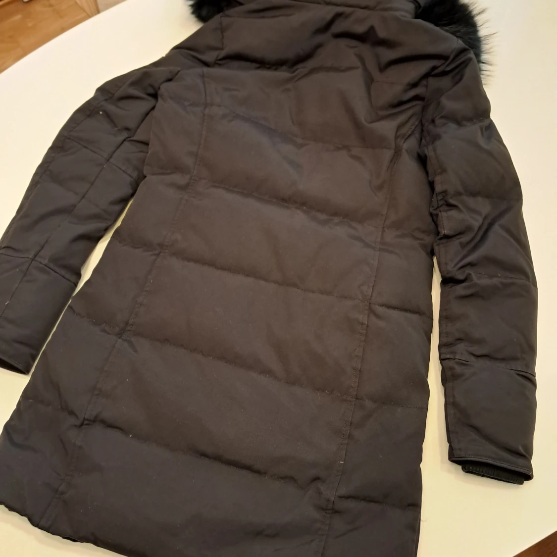 Svart lång Rockandblue dunjacka med päls - 1