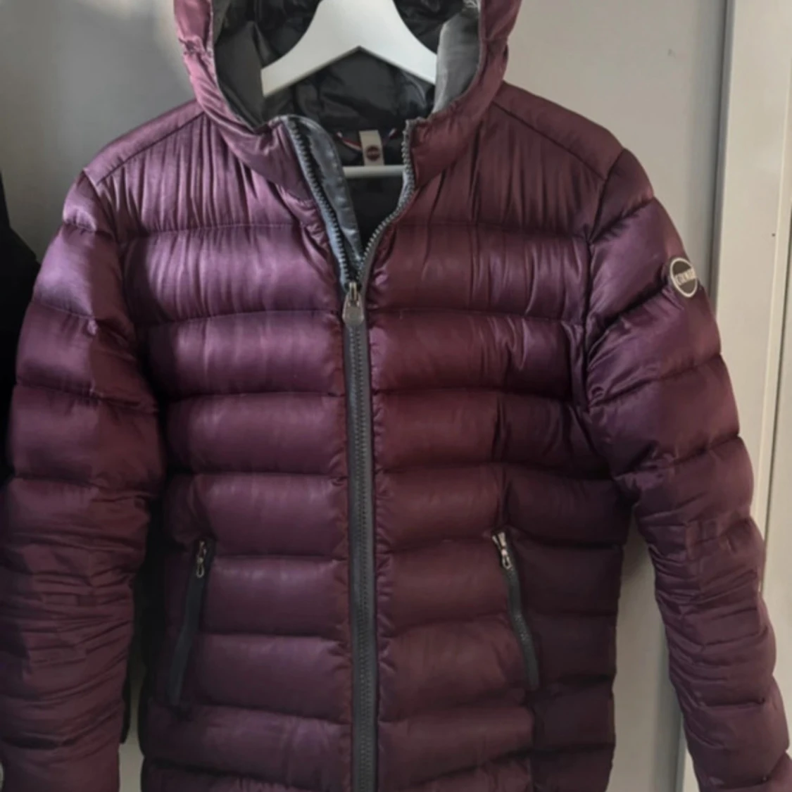 Vinröd pufferjacka från Colmar - 2