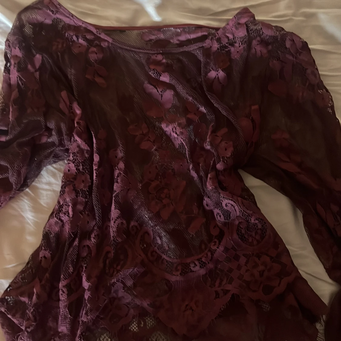 Vinröd blommig spetsblus - 1