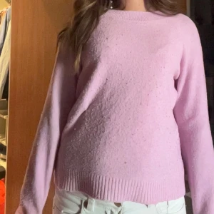 Ljusrosa stickad tröja - Mysig ljusrosa stickad tröja med rund halsringning och ribbade muddar vid ärmslut och nederkant. Perfekt för dig som gillar en enkel men söt stil. Passar till både jeans och kjol.