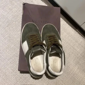 Flycrew  - extremt bra skick går att tvätta upp lite. Saknas 1 nit går att köpa för 100kr av folk. Man får med box och dustbag osv storlek 40-41 inga bud men kan självklart gå ner några hundralappar om du köper fort skickar jag samma dag om det är öppet. 