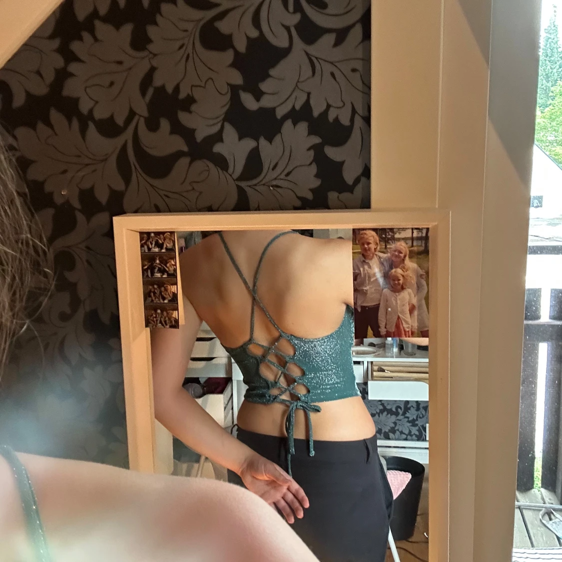 Glittrig grön croppad linnetopp - 1