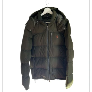 Ralph Lauren dunjacka - Väldigt snygg Ralph Lauren puffer jacka, väldigt bra skick utom en liten lagning, se bild. Storlek M. Modellen är 188, hör av dig vid funderingar 