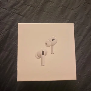 Hörlurar till salu! - AirPod - Active Noise Cancellation, SKICKAS SAMMA DAG! Säljer mina AirPod pro (med aktiv brusreducering, ANC) som jag fick av min morbror. De är i fint skick och fungerar utan problem. Levereras i originalförpackning. Perfekta för musik, träning och samtal med riktigt bra ljudkvalitet och brusreducering.  ✅ Active Noise Cancellation (ANC) ✅ Transparency Mode ✅ Trådlös laddningscase (MagSafe-kompatibel) ✅ Originalkartong medföljer  💰 Pris: 800–1000 kr 