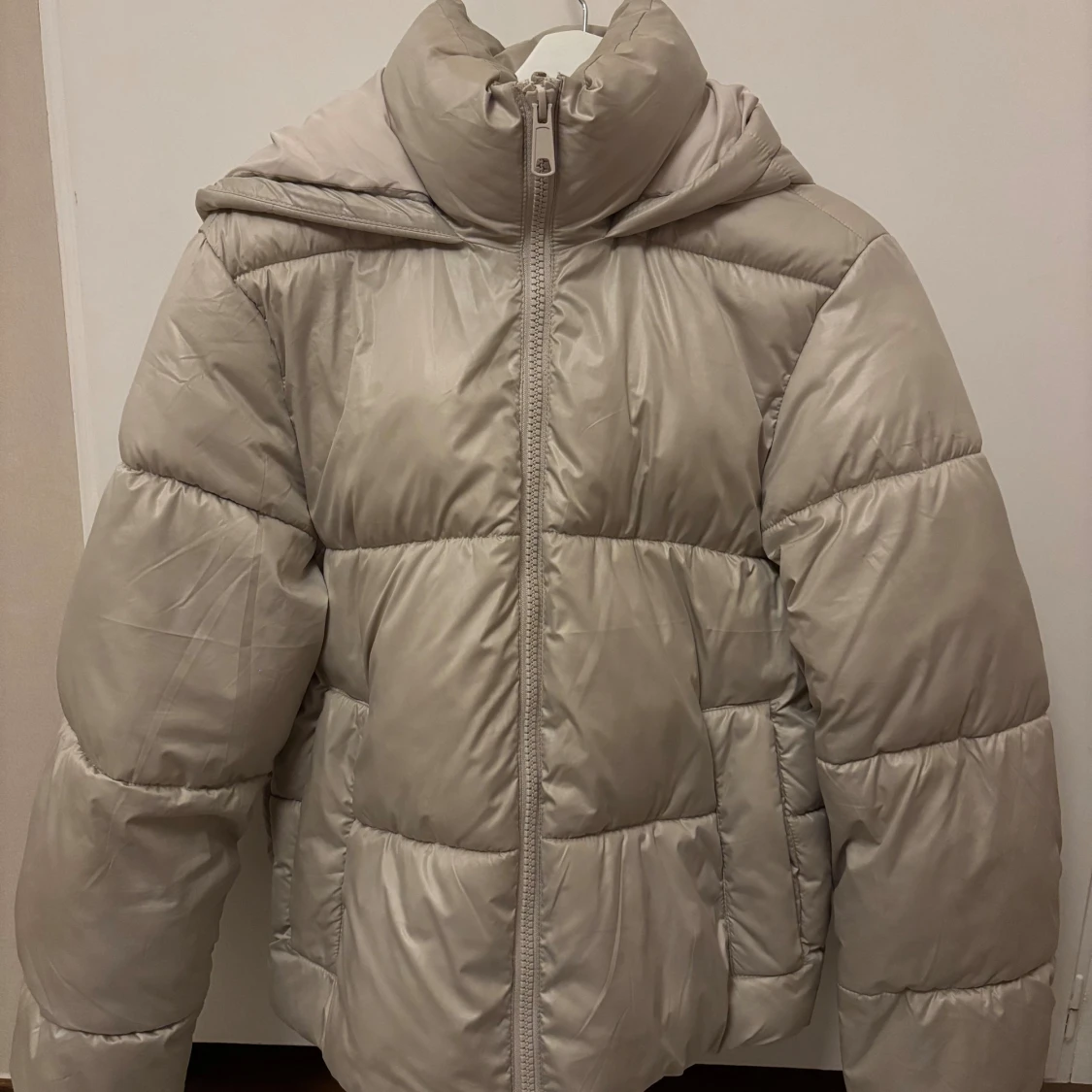 Beige pufferjacka med dragkedja