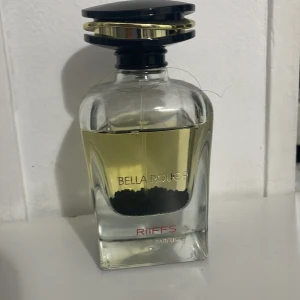 Bella Rouge Eau de Parfum - Trendig parfym från RiiFFS med namnet Bella Rouge. Snygg flaska som sticker ut i samlingen. Perfekt för dig som vill ha något unikt och stilrent.