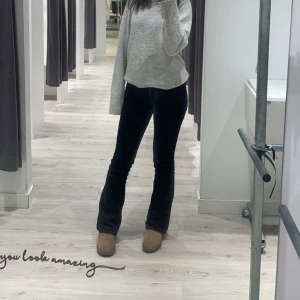 Svarta bootcut jeans - Svarta bootcut jeans i storleken M/34💞passar längre personen. Skriv för mer bilder😊