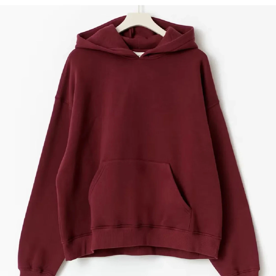 Vinröd oversized hoodie med huva