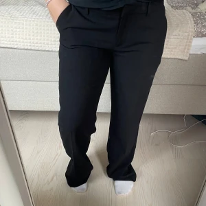 Lågmidjade kostymbyxor Nelly - Lågmidjade kostymbyxor ifrån Nelly, Relaxed fit.  För långa för mig som är 158. Midjemåttet är ca 41cm. Innerbenslängd: 80cm.  Jag har normalt 36/S, passar S/M