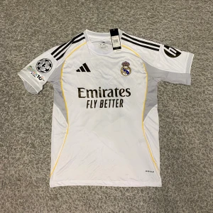 Real Madrid tröja - Tjena! Säljer en mbappe jersey. Använd få tal gånger👍🏻