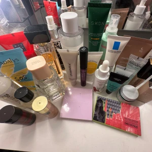 Stort skönhetskit, allt rengörs noggrant innan försäljning! - SMINK: CAIA Front Row foundation, Lancôme All Over Concealer, Isadora High Impact mascara, LH Cosmetics highlighter, e.l.f. primer, Steve Laurant ögonskuggspalett, Revolution Emily in Paris highlighterpalett. HUDVÅRD: Torriden serum+cream, S:køn anti-age nattkräm, La Roche Posay k+ serum, Decubal hydrating serum, Anua soothing toner+cleansing oil, Medicube collagen mask, London Botanical laboratories serum. KROPPSVÅRD: Hair Project Kerstin spray, Rituals bodylotion+bodyoil, 3 parfymer,bodymask