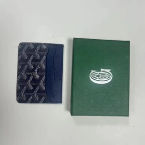 Blå Goy4rd plånbok med mönster - Snygg blå plånbok från Goy4rd med deras ikoniska grafiska mönster i vitt och grått. Plånboken har flera kortfack och är perfekt för dig som vill ha något både stilrent och unikt. Kommer med originalask.