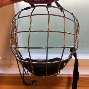Jofa galler 480M hockeygaller i metall - Säljer ett Jofa 480M hockeygaller i silverfärgad metall med svart hakskydd och justerbara remmar. Gallret är sällsynt och passar perfekt till hockeyhjälm för extra ansiktsskydd på isen.🏒 Gallret passar troligtvis S på hjälmen! Gallret är lite rostigt men den är sällsynt och tillverkas inte längre!