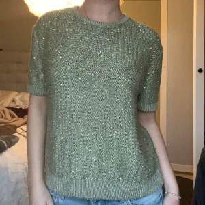 Grön glittrig stickad tröja - Snygg grön glittrig stickad från Zara o väldigt bra skick!