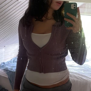 Kofta från vila - Super söt, i ok skick bara lite nopprig. Är något upprivet vid dragkedjan (kolla bild 3) men inget farligt. Säljer då den inte blir använd💕