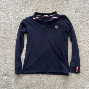 Moncler piké, långärmad  - Riktgt fet moncler tröja som vi nu säljer, Tröjan är i bra skick utan några defekter alls 💯👍 bara höra av sig vid fler frågor