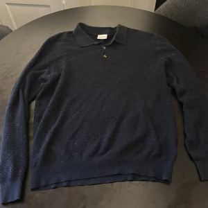 Mörkblå pikétröja John Henric M - Säljer en mörkblå pikétröja från John Henric i storlek M. Tröjan har en klassisk krage, tre knappar och är långärmad. Ass skön me 15 procent cash nu pris är typ 1100 mitt pris 200 kr går att pruta, vid frågor skriv ba, vi löser något
