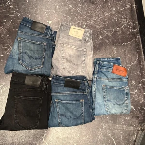 Jack & Jones jeans i olika färger(bundle) - Hej, Fem par jeans från  från jack&jones. Alla jeans är i modell slim fit glen. Alla jeans är även i storlek W28 L32.Säljer allt tillsammans som ett bundle. Hör gärna av er vid frågor eller funderingar. Pris kan diskuteras vid snabb affär:)