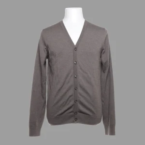 Grå/Brun merinoullkofta Kofta - Stilren grå/brun kofta från Pakkend i 100% merinoull. Klassisk v-ringning, knäppning framtill med svarta knappar och ribbade muddar. Perfekt för lager-på-lager och passar till allt. Tillverkad i Portugal.