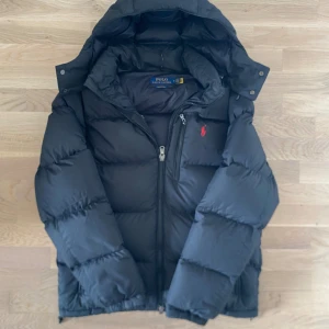 Polo Ralph Lauren Dunjacka - En tvärfet dunjacka från Polo Ralph Lauren som är perfekt inför kommande vinter! | Nypriset ligger på 6000kr | Jackan är i riktigt gott skick och har inga defekter. | Hör av dig vid fler funderingar!🍁