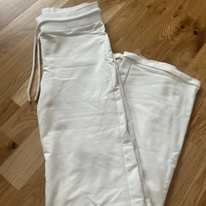 Vita mjukisbyxor lager 157 - Vita byxor lager storlek xs, med fläck från naglack 