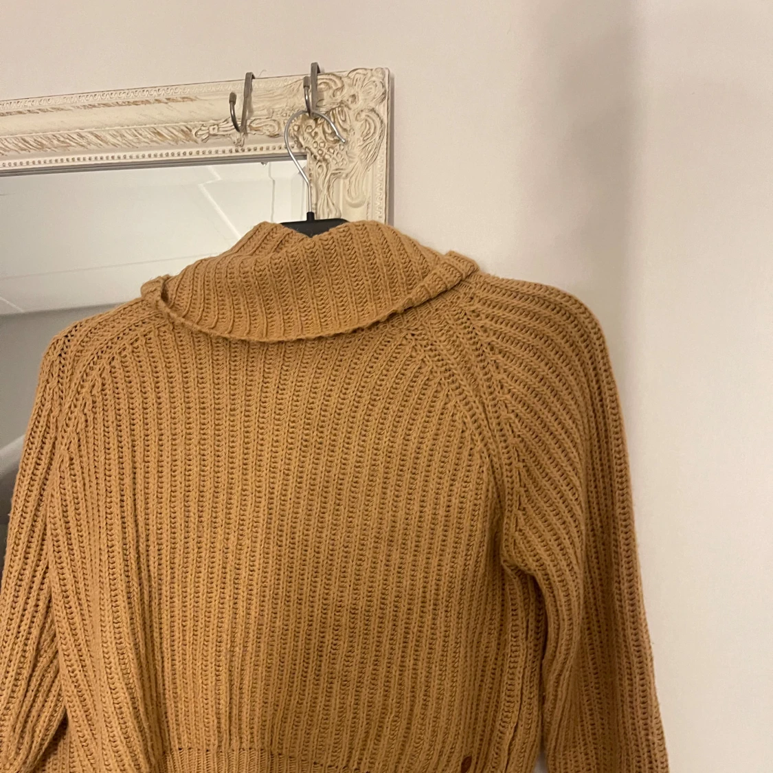Stickad polotröja i camel - 1
