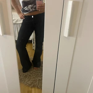 Gina 14+ lågmidjade jeans  - Nyss köpta lågmidjade svart jeans från 14+ säljer för jag ångrar köp använda max 3 gånger  original pris är 359kr storlek 170 men skulle verlkligen säga att dom är 34-36 i midjemått 