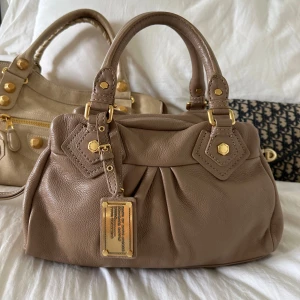 Beige Q Classic Baby Groove väska! - Se min vinted @juliavallberg för mer info. Om du verkligen vill köpa via min plick går det bra, men till ett aningen högre pris pga höjda avgifter 🤍