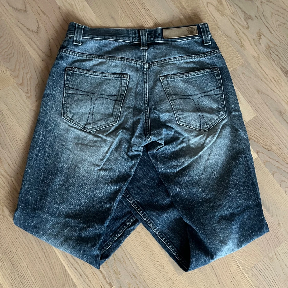 Blå jeans från Tiger Of Sweden med raka ben - 2