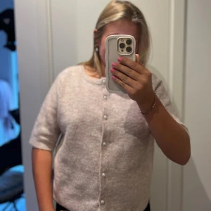 Mysig höst kofta🍁 - Superfin beige kofta från H&M med korta ärmar och pärlknappar framtill. Perfekt nu till hösten när det börjar bli kyligt igen🍂 