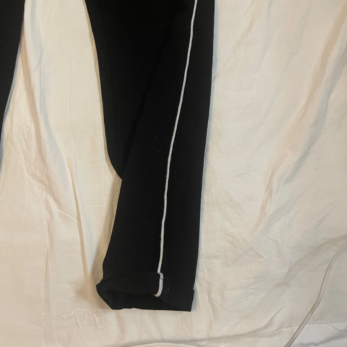 Svarta mjukisbyxor med vit rand - 1