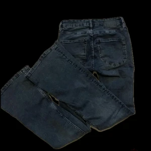 Svarta bootcut jeans - Snygga svarta jeans med klassisk bootcut-ben och låg midja