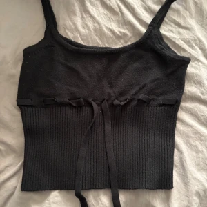 Stickat linne - Stickat linne med knytning