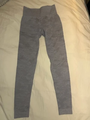 Gymshark tights  - Använda några gånger. Lila färgade. As snygga på 