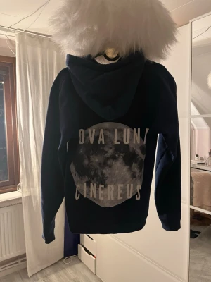 Hoddie  - Jättefin hoddie från the elefant med ett tryck på hela ryggen 