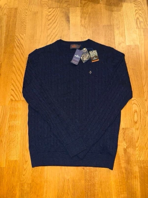 Morris tröja - Mörkblå morriströja i storlek L. Den är i nyskick med alla lappar kvar. Obs, ett litet hål på framsidan ( som dock är 🧵 *ej av professionell* därav priset ). Hör av er vid eventuella funderingar!💬✅