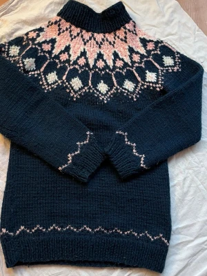 Stickad tröja - Så fin och varm stickad tröja. Inga defekter 💕