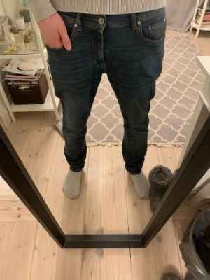 Jeans tiger of sweden  - W32 L34Säljer ett par tiger of sweden jeans i mörkblå tvätt. Klassisk femficksmodell med smal passform och raka ben. Jeansen är tillverkade i slitstark bomull med snygga kontrastsömmar och läderpatch bak i midjan.