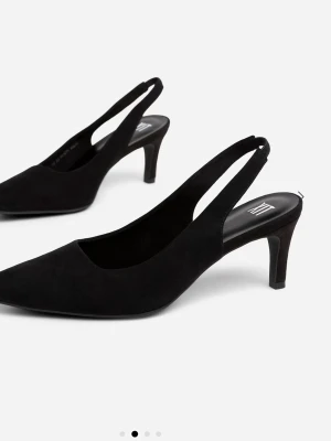 Svarta pumps med spetsig tå och klack - Stilrena svarta pumps från H&M i mockaimitation med spetsig tå och öppen häl. Skorna har en smal klack och en elegant siluett som passar perfekt till både jeans och klänning. Materialet ger en mjuk känsla och den klassiska designen gör dem lätta att matcha.