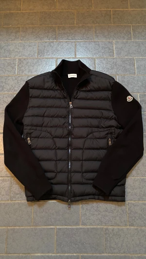 Moncler cardigan - Säljer nu denna riktigt feta moncler cardigan i storlek S | perfekt jacka till våren |  8/10 skick, använd sparsamt under en höst | skriv vid frågor eller intresse! Priset kan sänkas vid snabb affär.