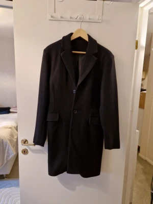 Oanvänd herr kappa Storlek S - Helt ny i storlek S. Pris 600 kr. Skickar spårbart inom två dagar efter genomförd betalning. Inga byten eller returer